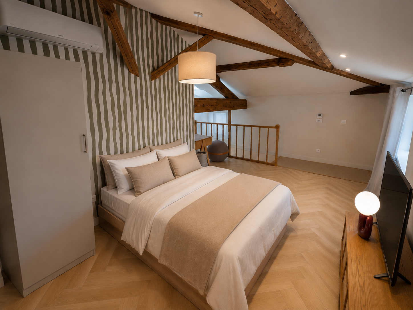 Suite n°1 – chambre rayures, poutres et parquet