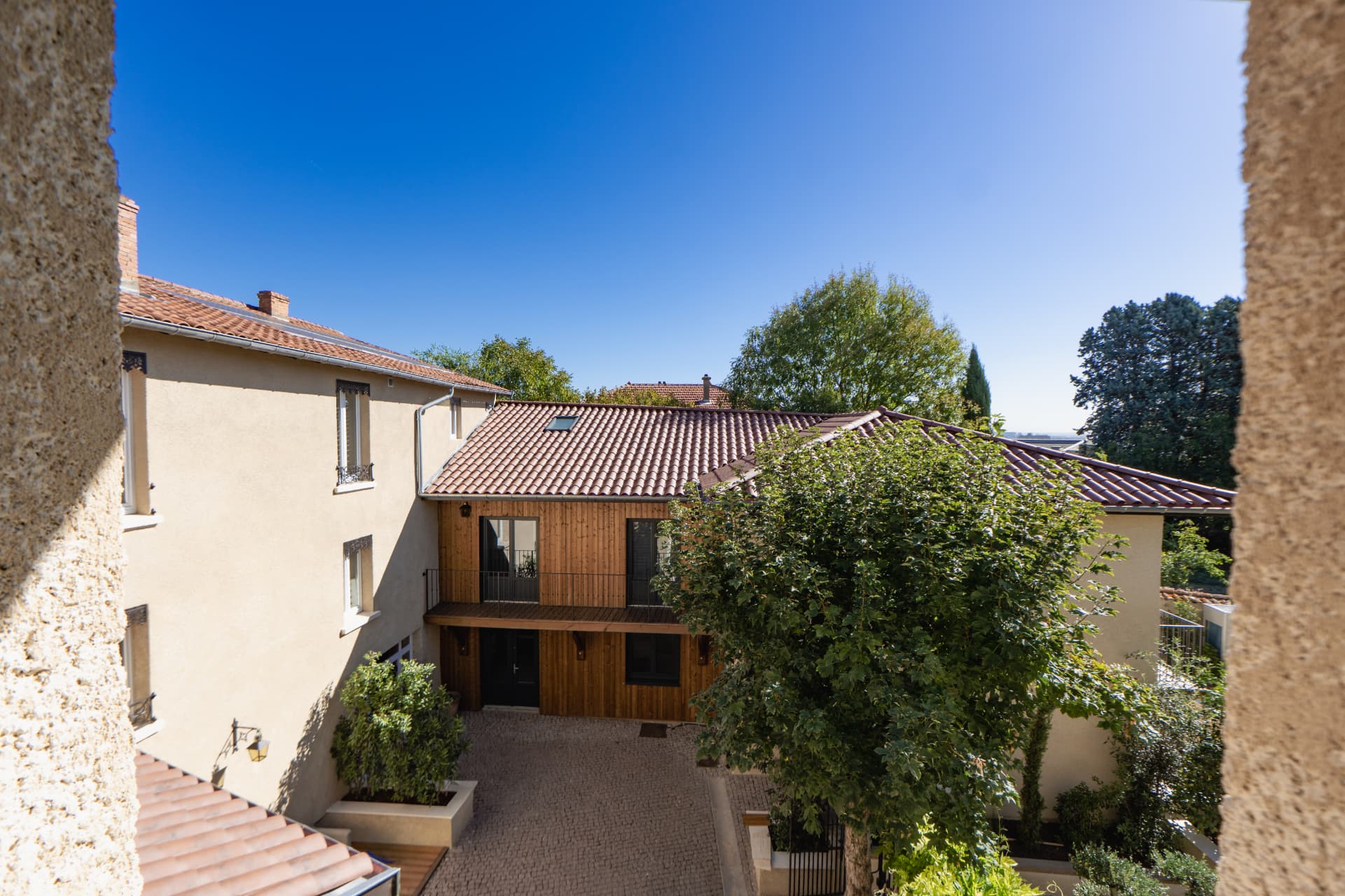 Suite n°5 – vue cour intérieure et verdure