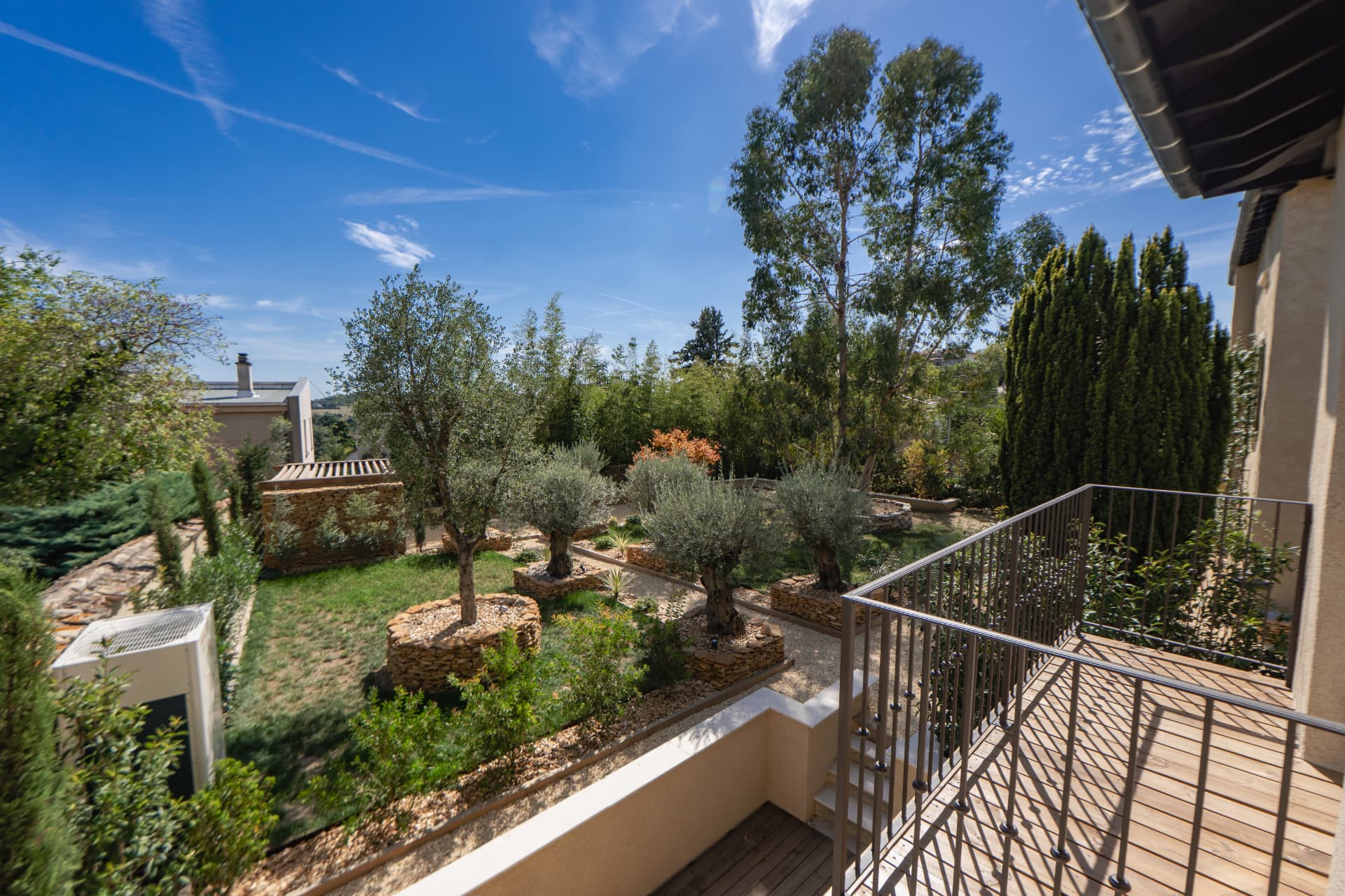 Vue du jardin depuis une terrasse privative
