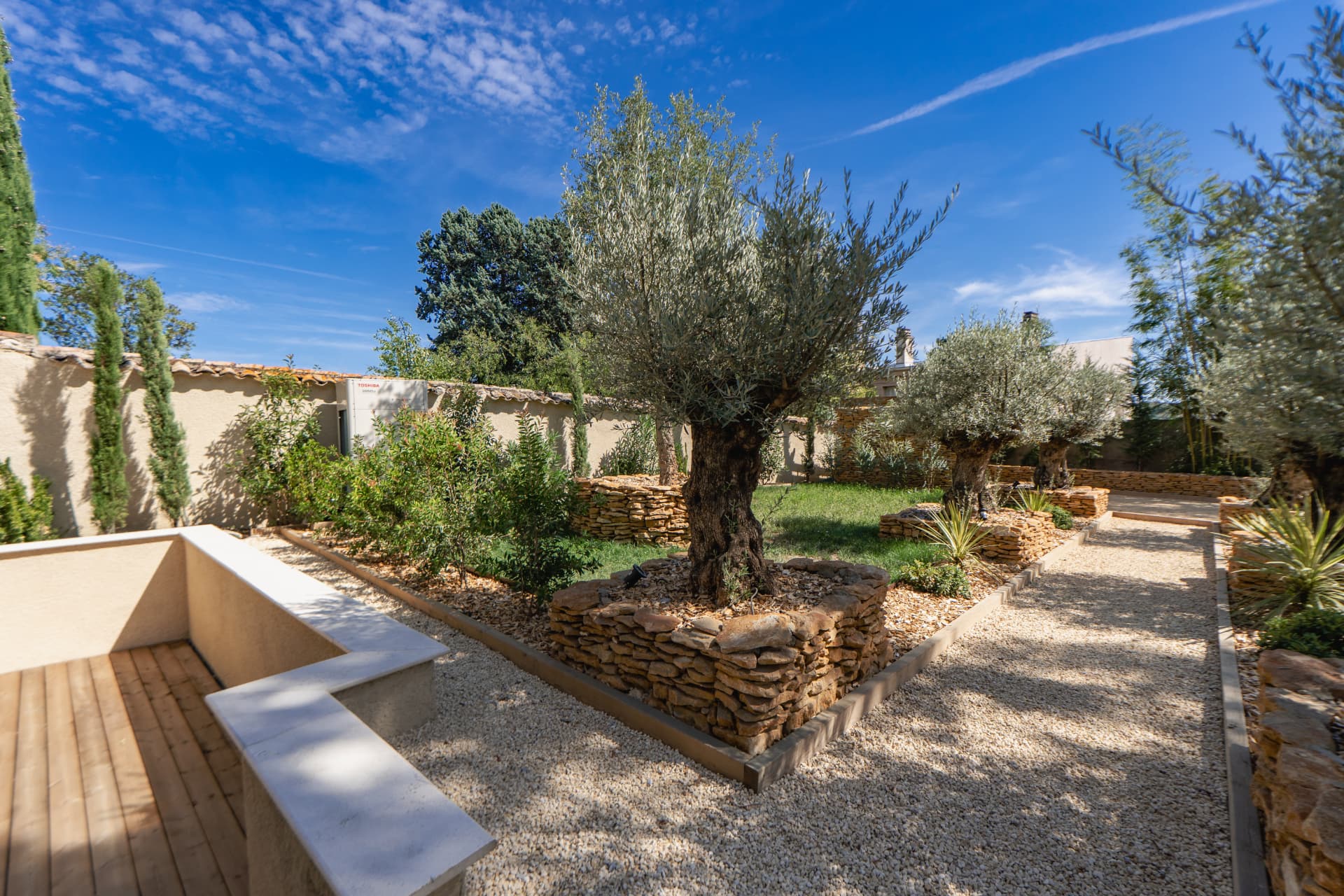 Terrasse bois et banquette maçonnée au cœur du jardin