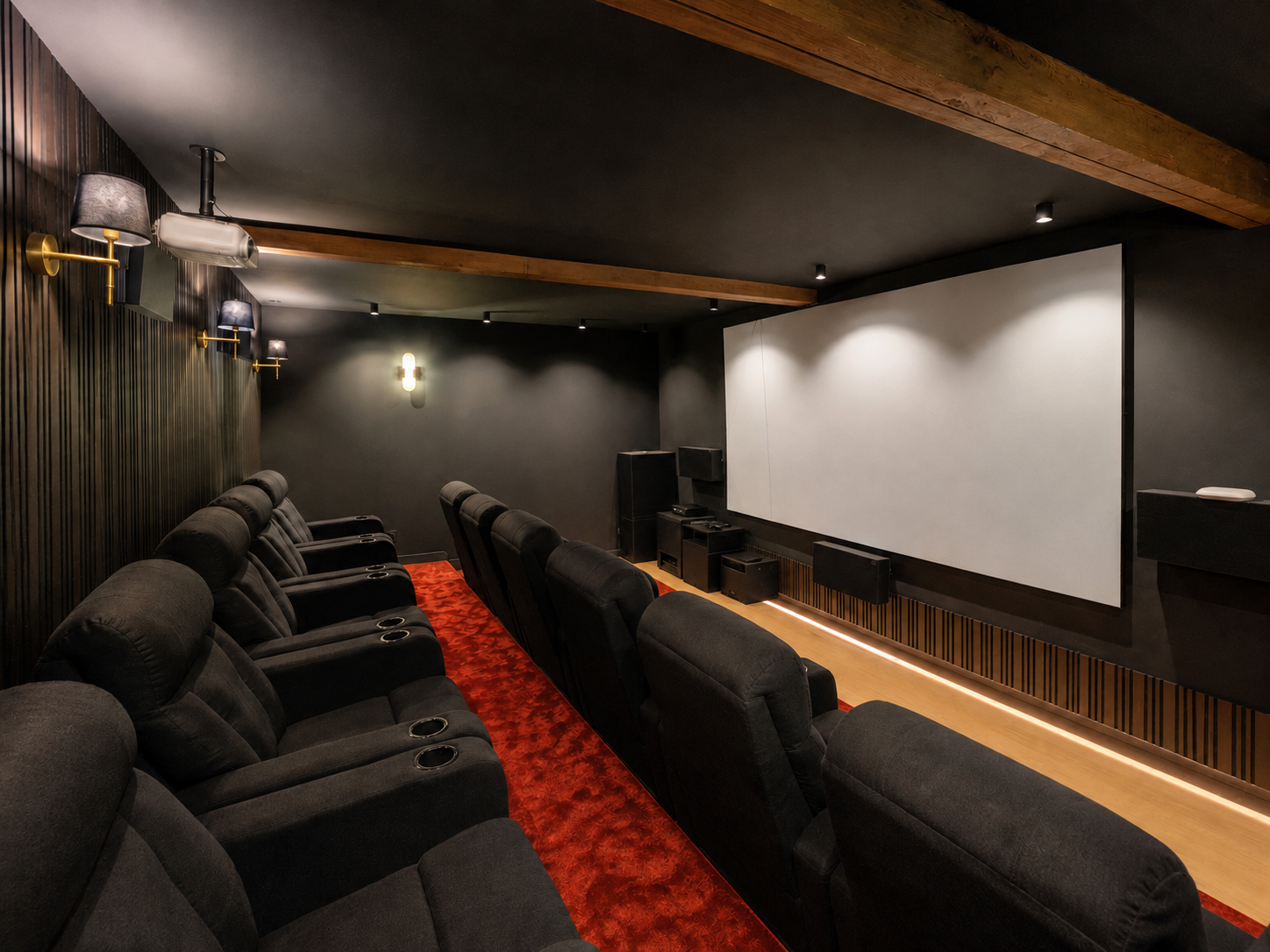 Salle de cinéma privée, vue sur l'écran et son immersif