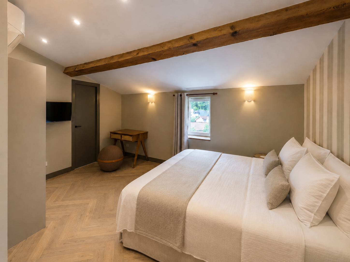 Suite n°6 – chambre lumineuse et rangements
