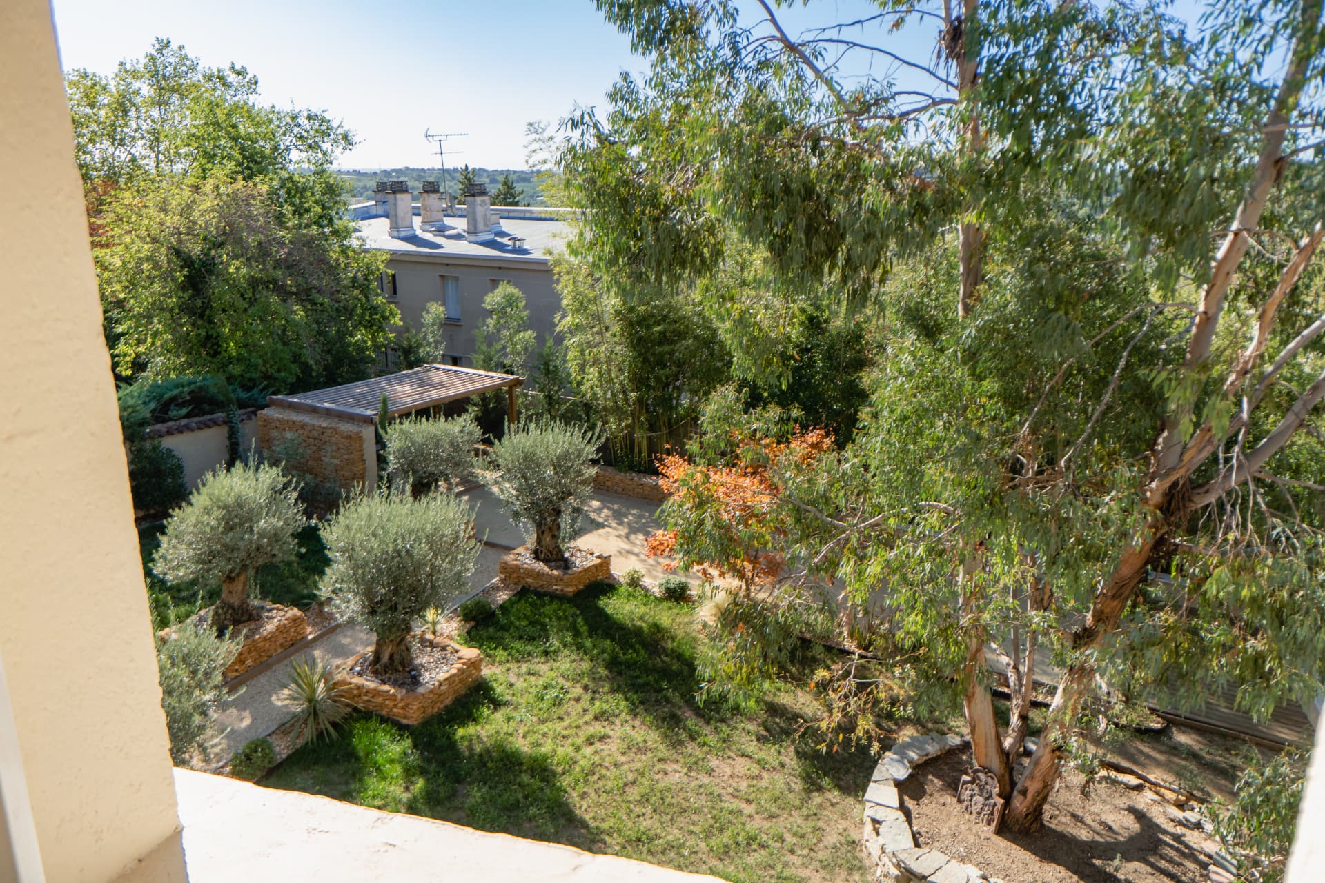 Suite n°1 – vue jardin depuis la fenêtre