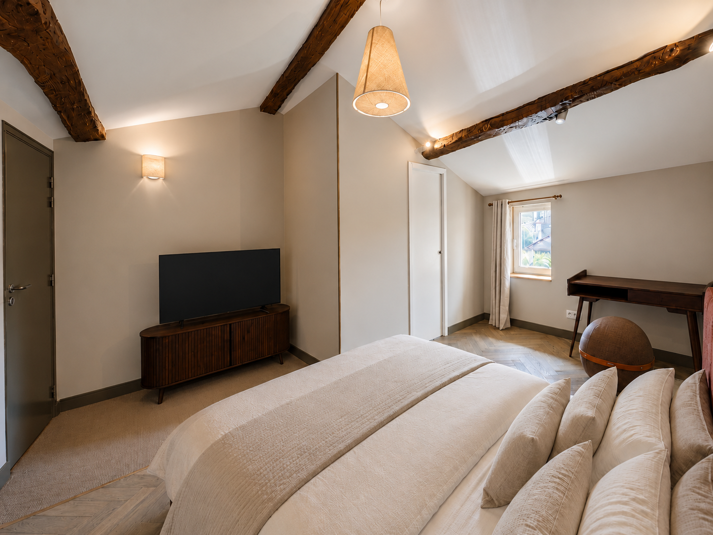 Suite n°4 – chambre poutres et mobilier bois