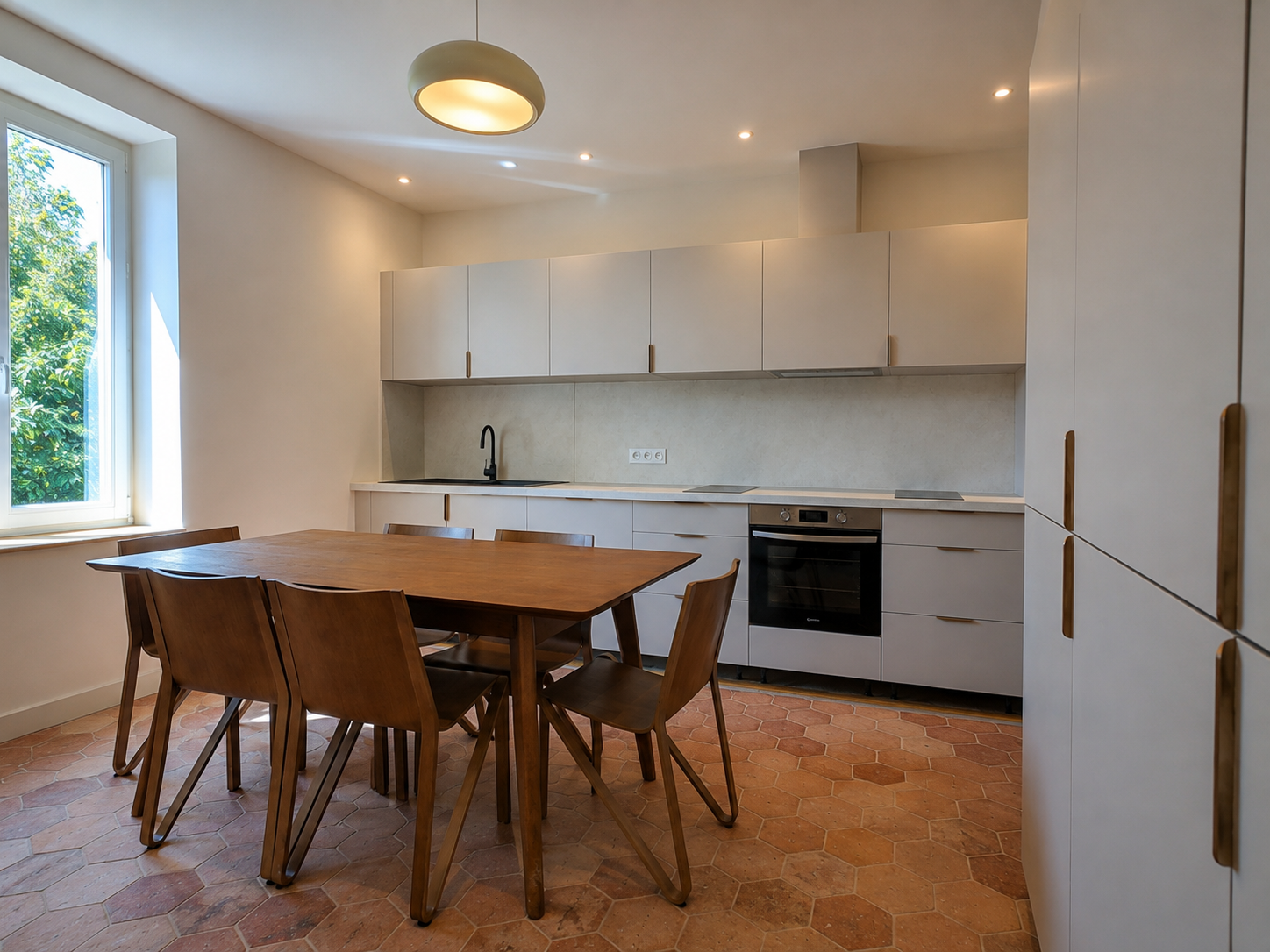 Cuisine partagée équipée et grande table en bois