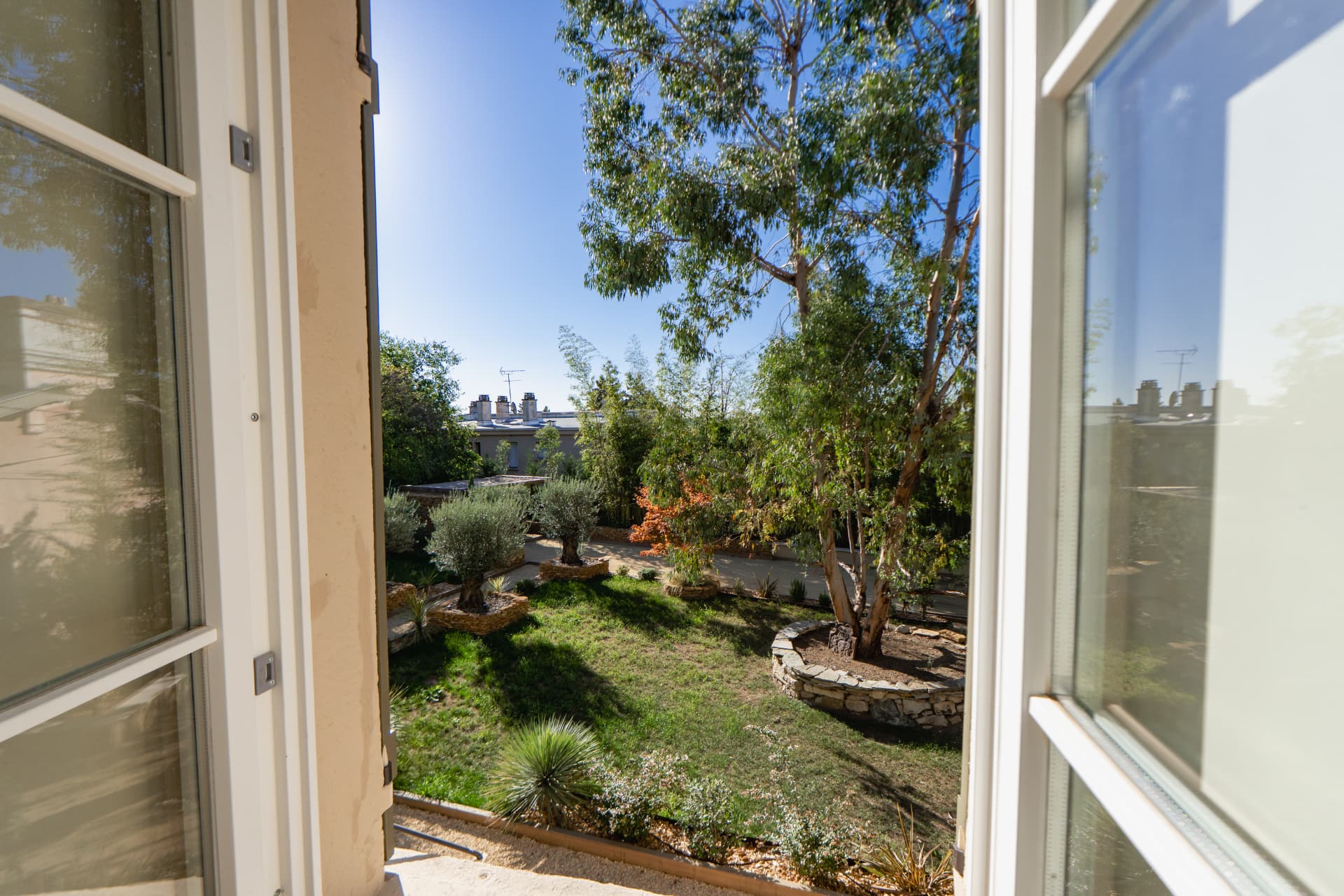 Suite n°2 – vue jardin depuis la fenêtre