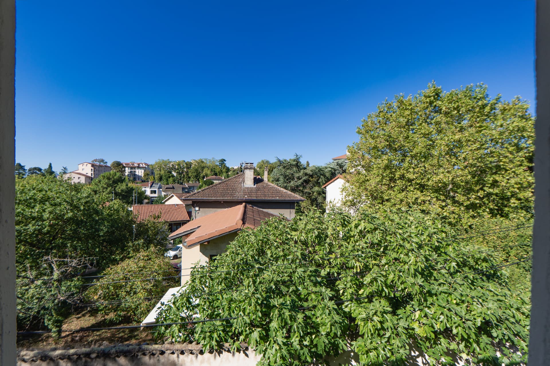 Suite n°6 – vue village et verdure depuis la fenêtre